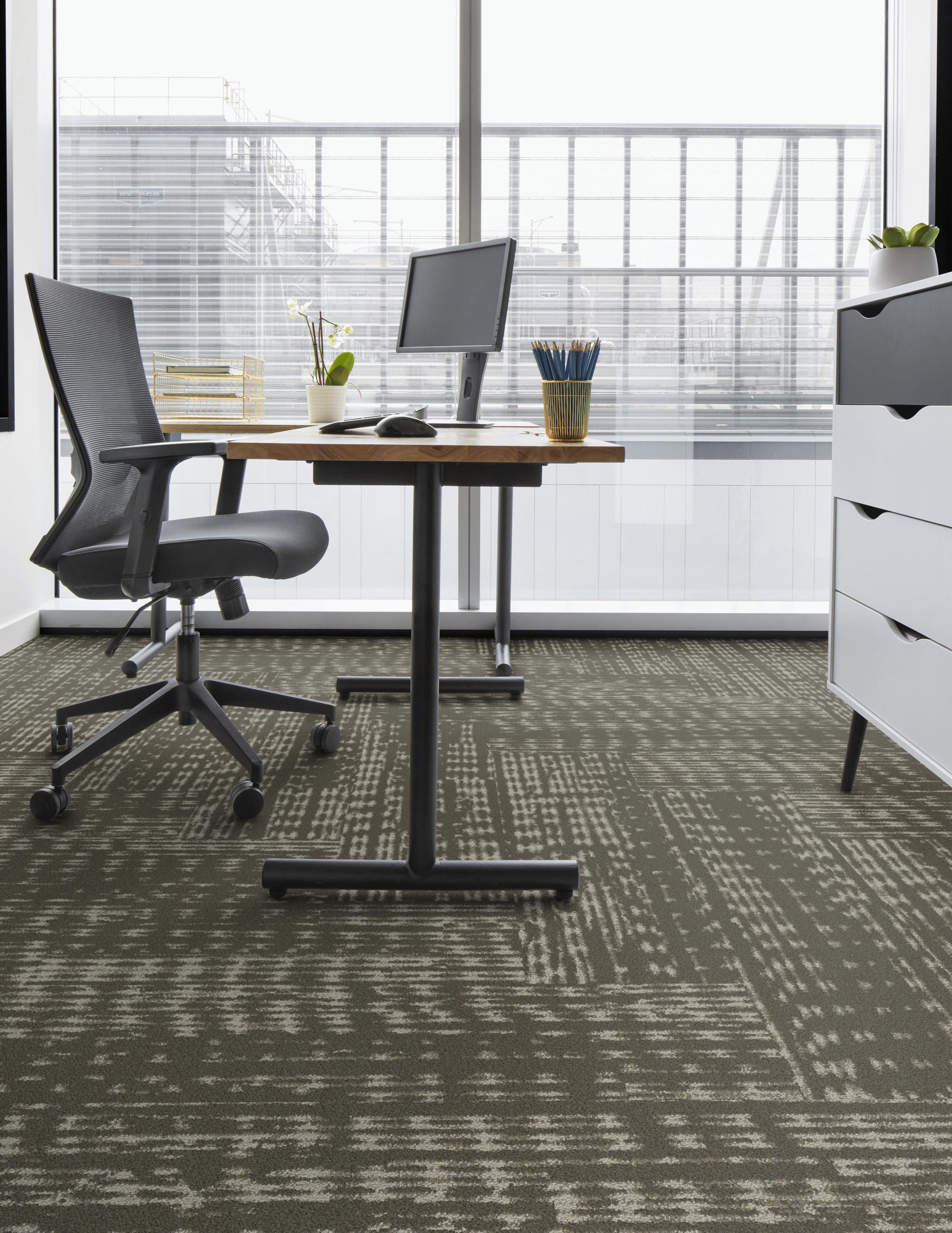 Interface First Edition plank carpet tile in private office imagen número 2